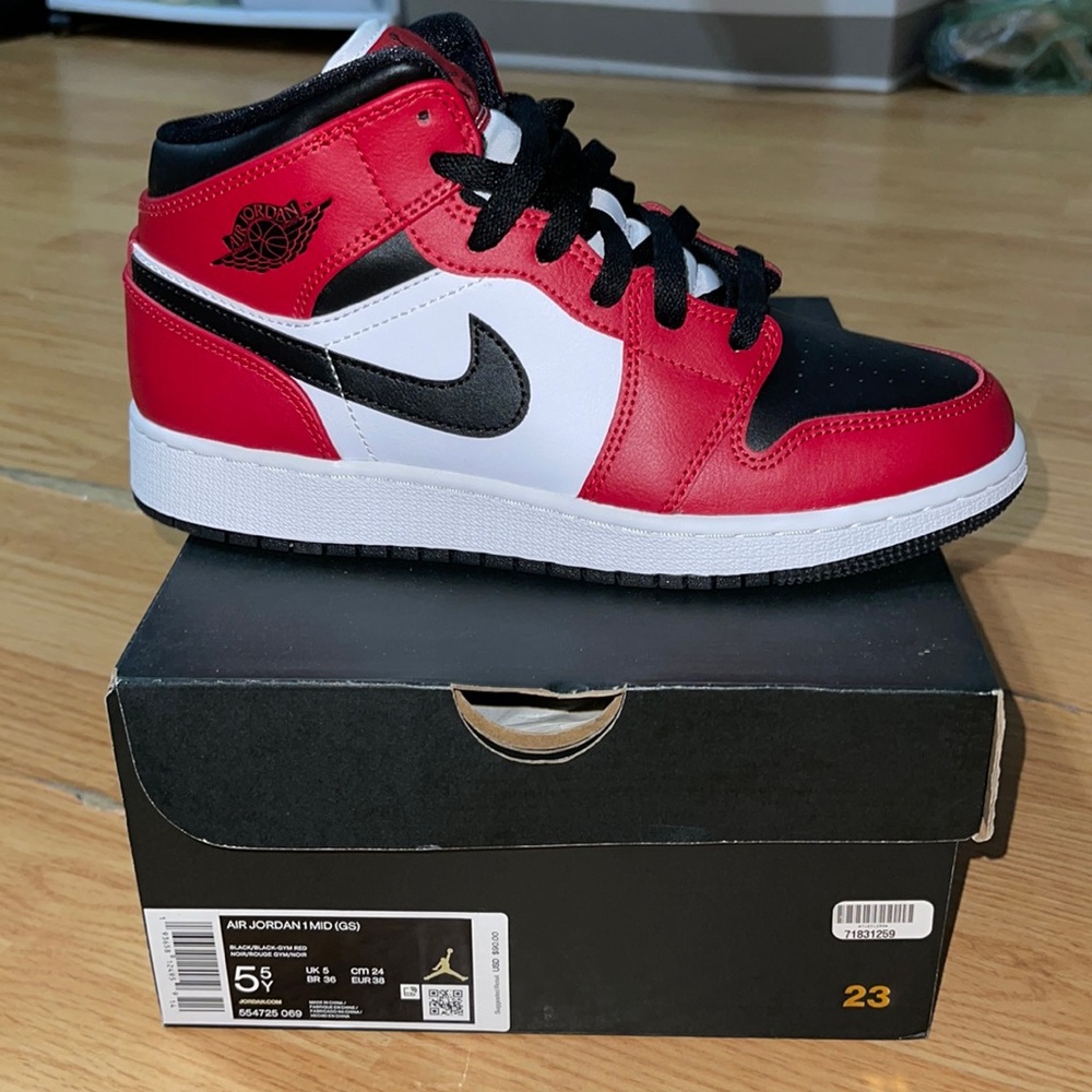 Air Jordan 1 MID